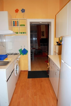 Kühlschrank, Mikrowelle, Herdplatte, Wasserkocher