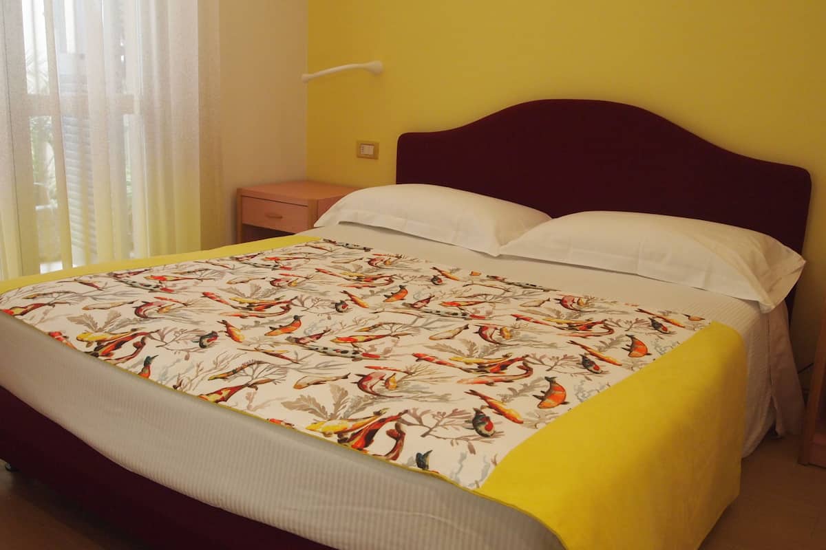 Eenvoudige kamer | Een minibar, een kluis op de kamer, individueel gedecoreerd