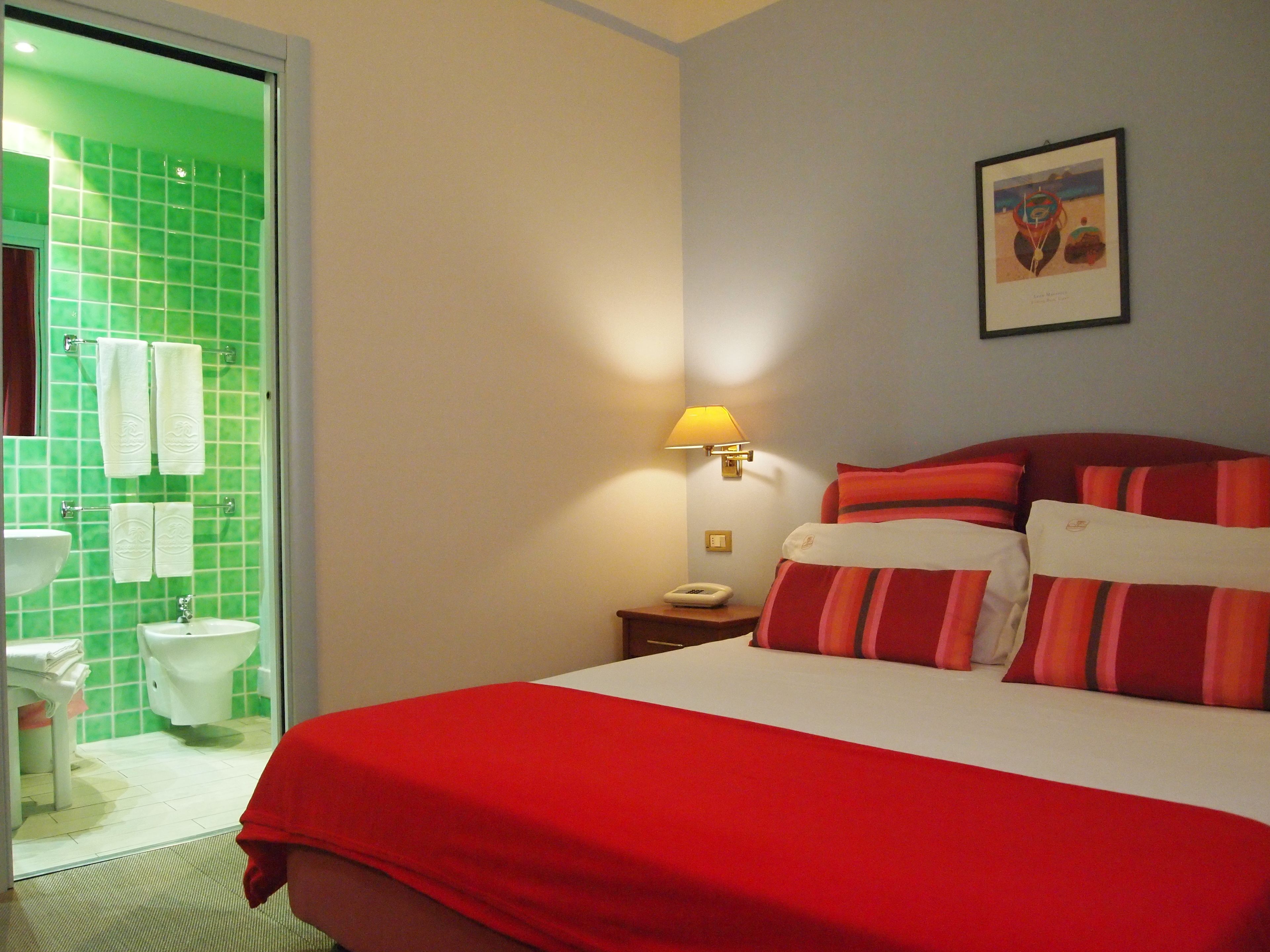 camera glamour | minibar, in-room safe, individually decorated, individually furnished