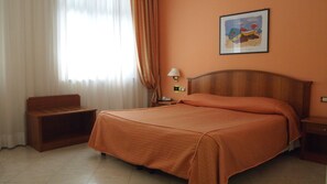 Minibar, in-room safe, individually decorated, individually furnished - Piccolo Hotel (Moneglia)