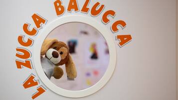 A circular photo frame with a teddy bear inside, surrounded by the text "LA LUCCA BALUCCA".