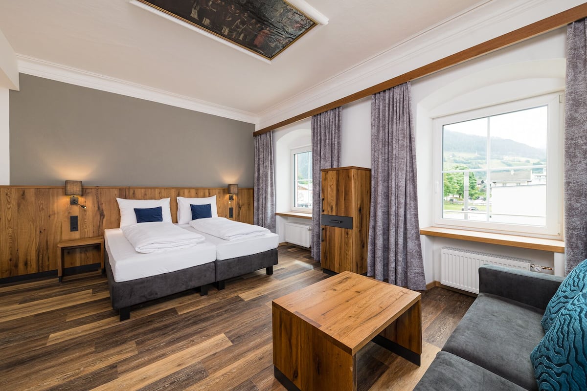 Comfort vierpersoonskamer | Een minibar, een kluis op de kamer, individueel gedecoreerd, een bureau