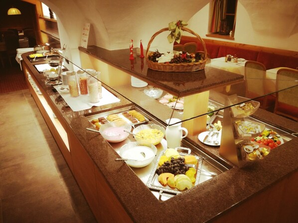 Café da manhã com buffet grátis todos os dias