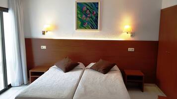 Standard Twin Room | In-room safe, desk, blackout curtains, soundproofing