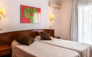 Standard Twin Room | Peti besi dalam bilik, meja, langsir/tirai gelap terus, kalis bunyi