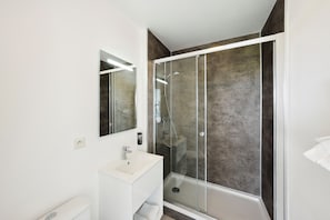 Amenidades de baño gratuitas, secadora de cabello, toallas