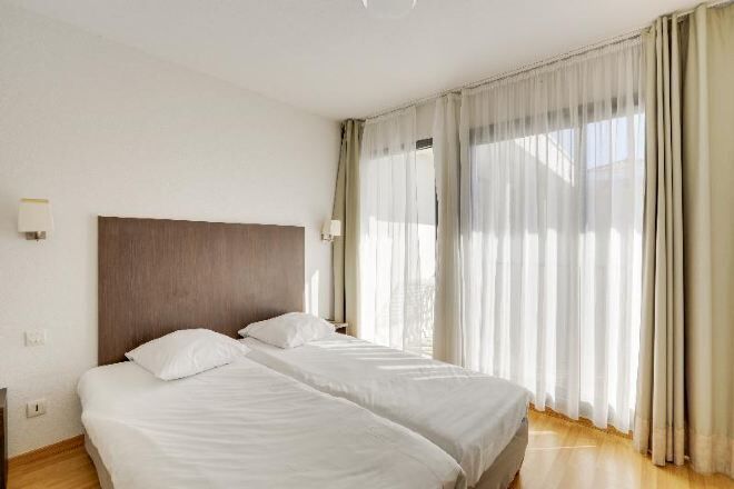 Desk, blackout curtains, soundproofing, free cots/infant beds