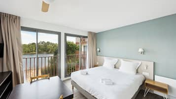 1 quarto, escrivaninha, cortinas blackout, quartos à prova de som