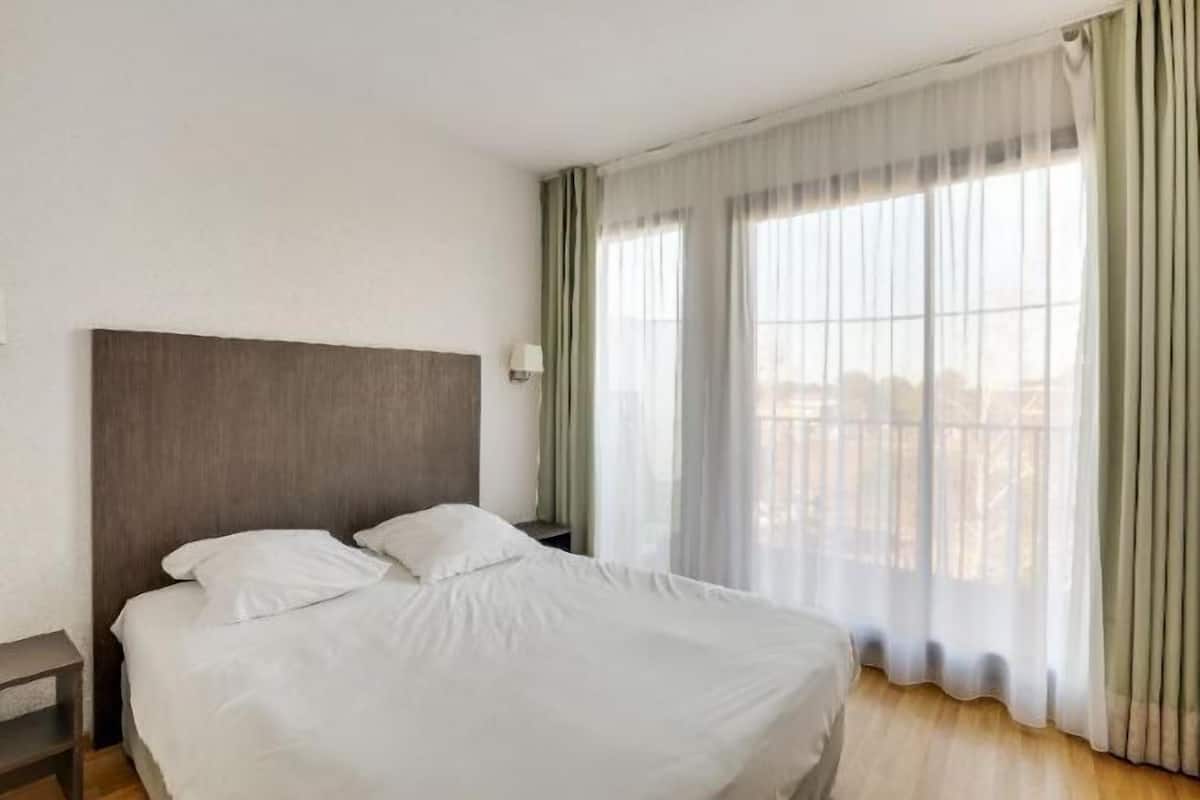 Desk, blackout curtains, soundproofing, free cots/infant beds