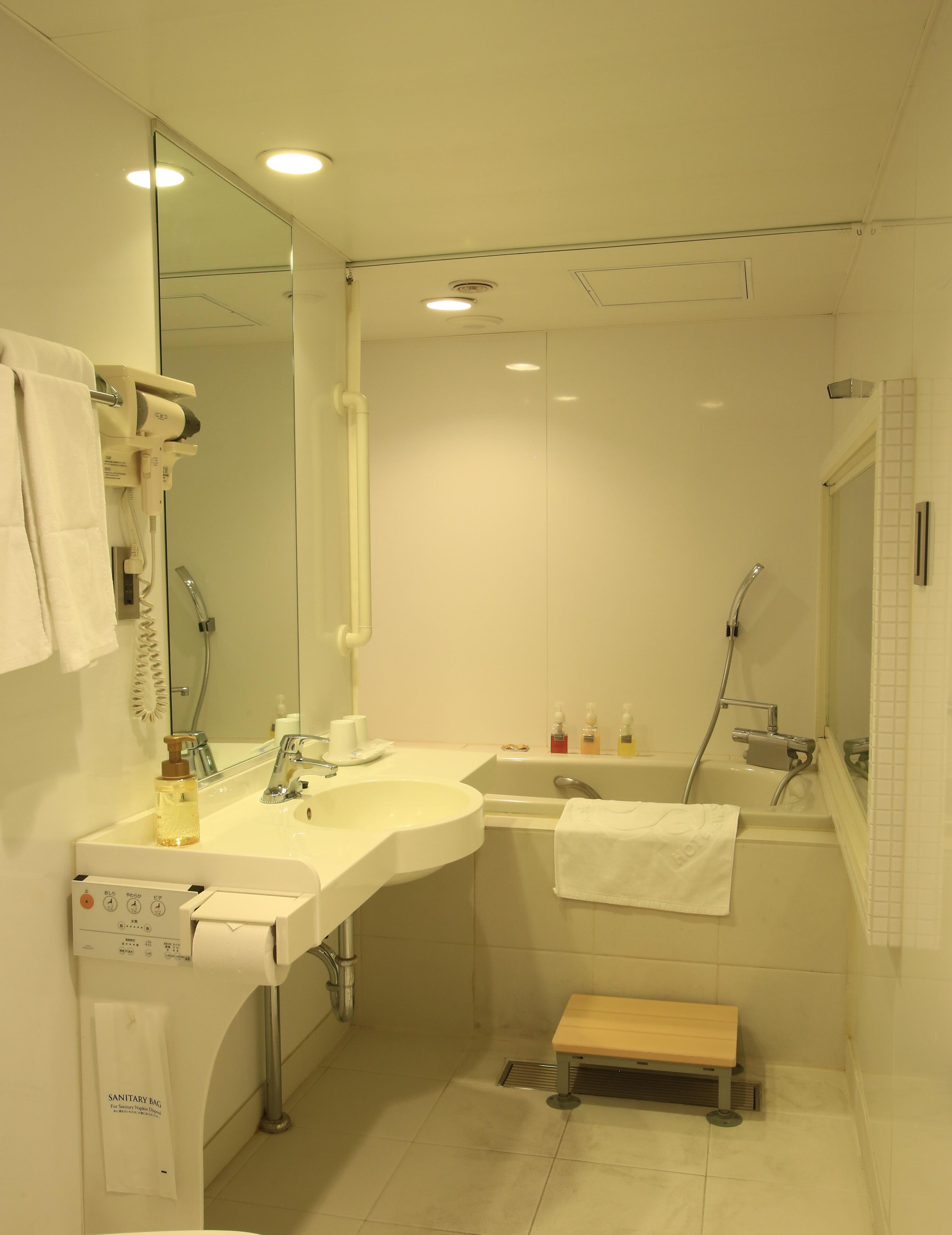 relax twin room, non smoking | bathroom | combined shower/bathtub, free toiletries, hair dryer, slippers