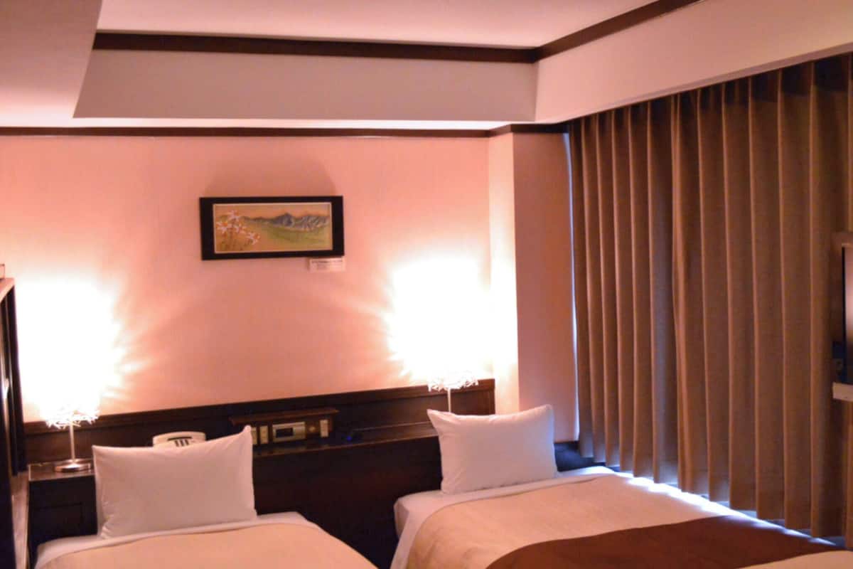 Escritorio, cortinas blackout y tabla de planchar con plancha 