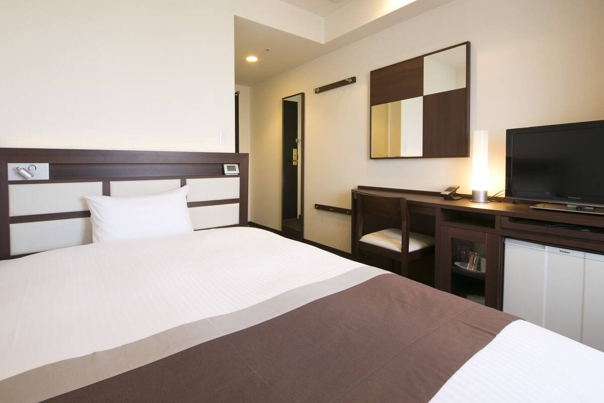 Down duvets, minibar, desk, blackout curtains