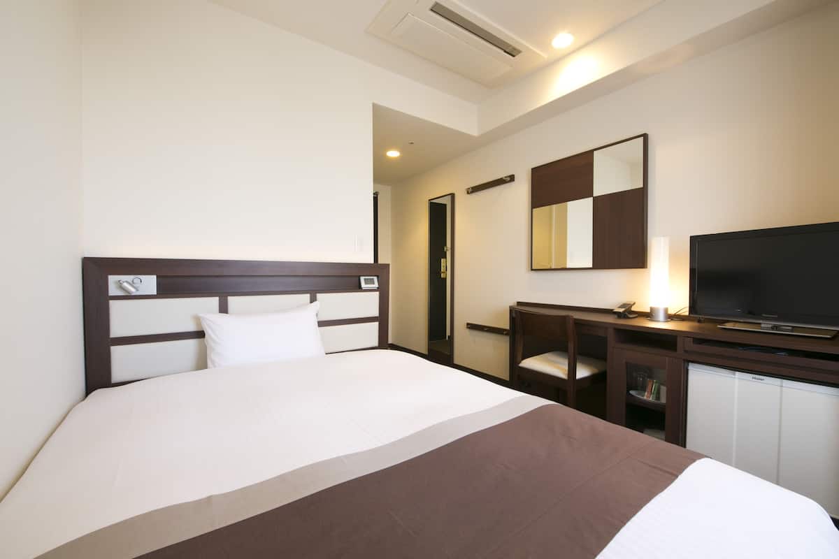 Down duvets, minibar, desk, blackout curtains