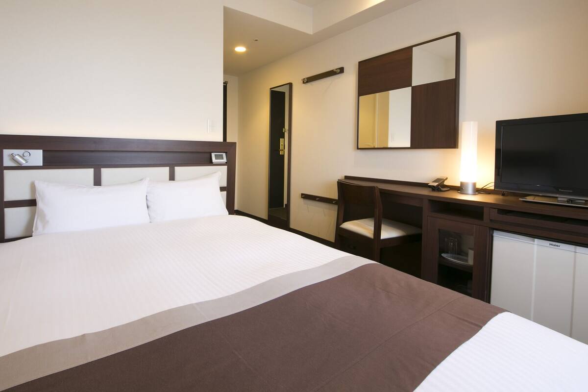Down duvets, minibar, desk, blackout curtains
