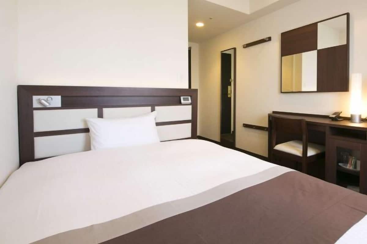 Down duvets, minibar, desk, blackout curtains