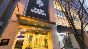 L’extérieur de l’hôtel Urban Hotel Minami-Kawazu se distingue par son entrée bien définie, sa signalétique claire et un ascenseur facilement visible.