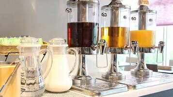 Een koffiehoek met meerdere koffiehoeveelheden en een melkkan.