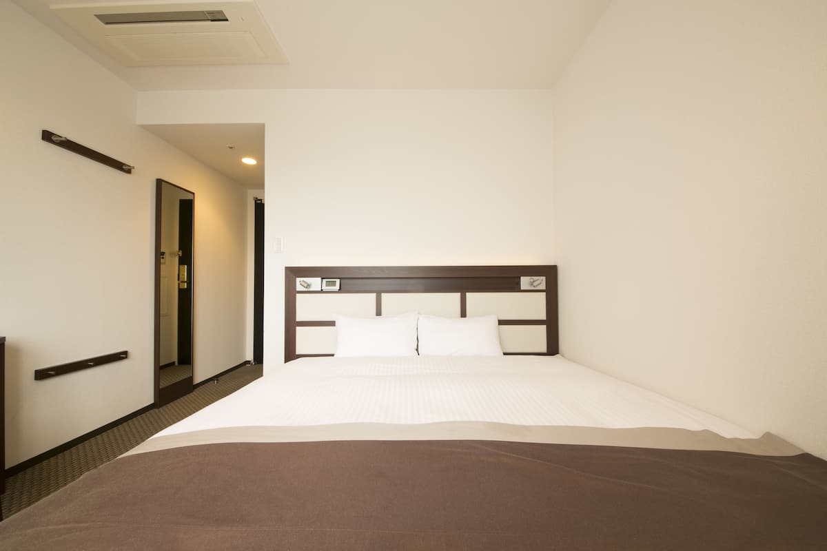 down duvets, minibar, desk, blackout curtains