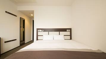 羽毛の掛け布団、ミニバー、デスク、遮光カーテン