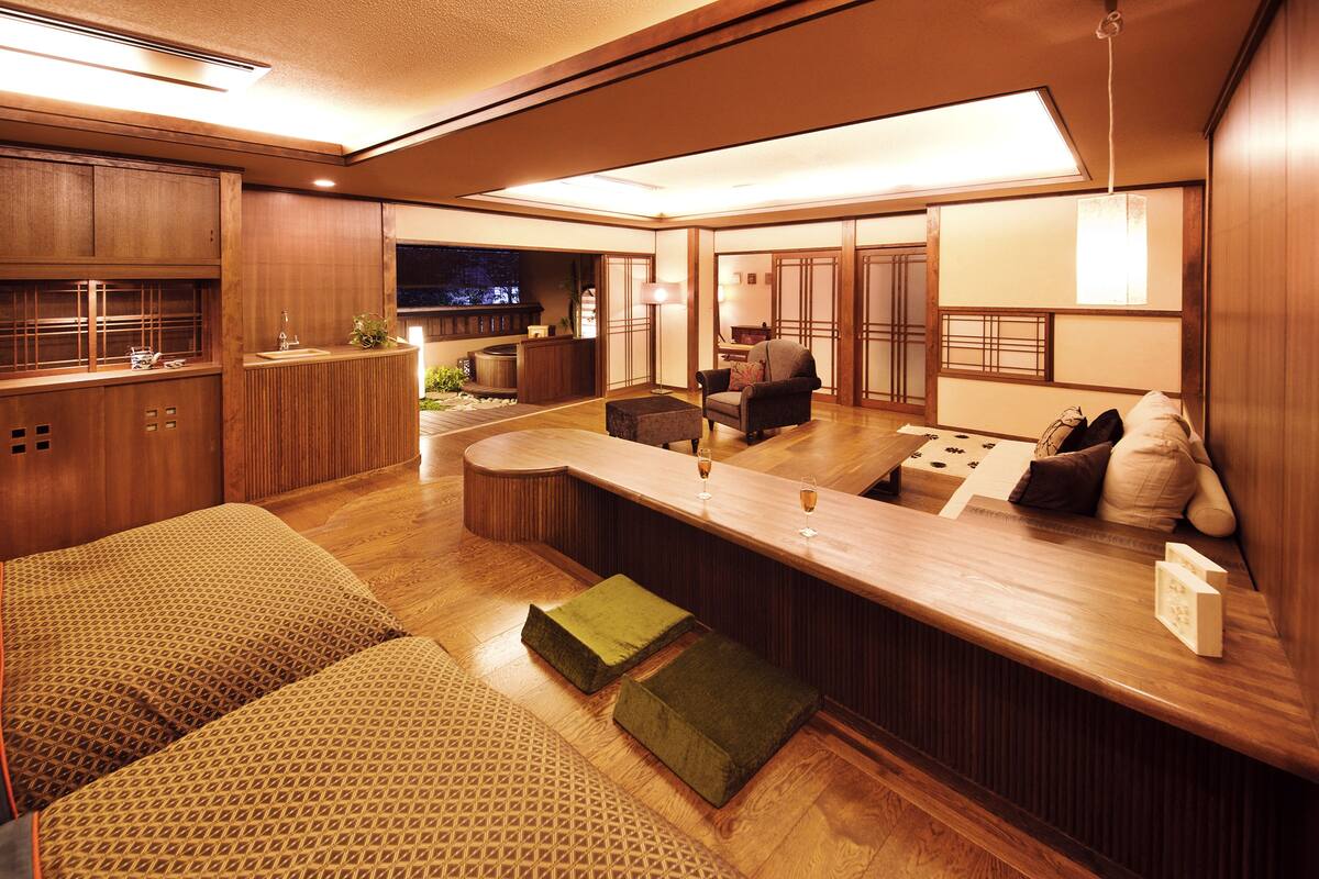 Un intérieur moderne avec un comptoir d’accueil en bois, un espace salon et des éléments de décoration traditionnels.