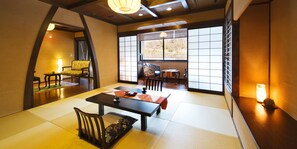 Traditionele suite (with Open-Air Bath) | Een kluis op de kamer, een bureau, gratis wifi