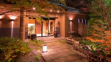 Majoituspaikan julkisivu illalla/yöllä