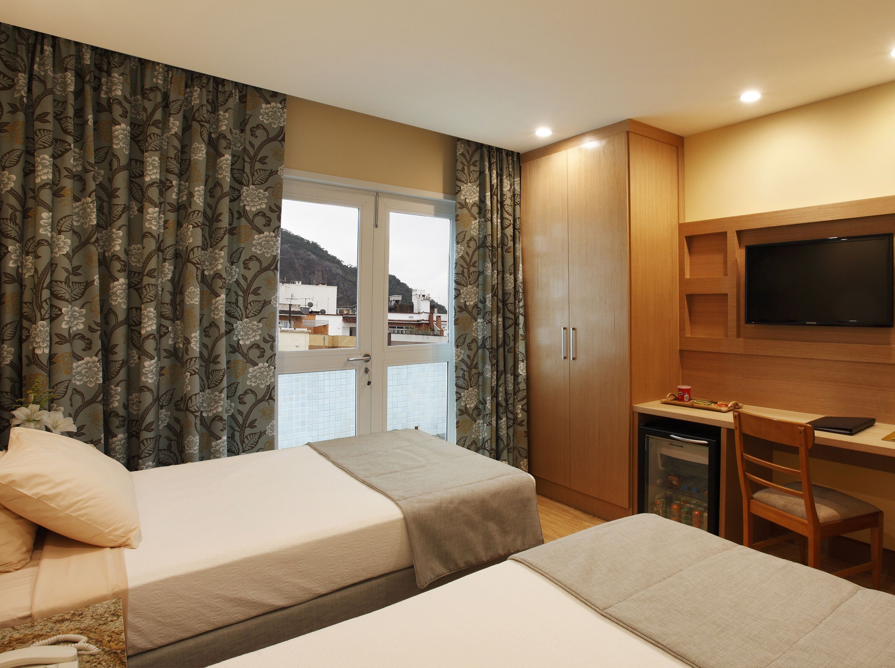 Minibar, coffres-forts dans les chambres, bureau