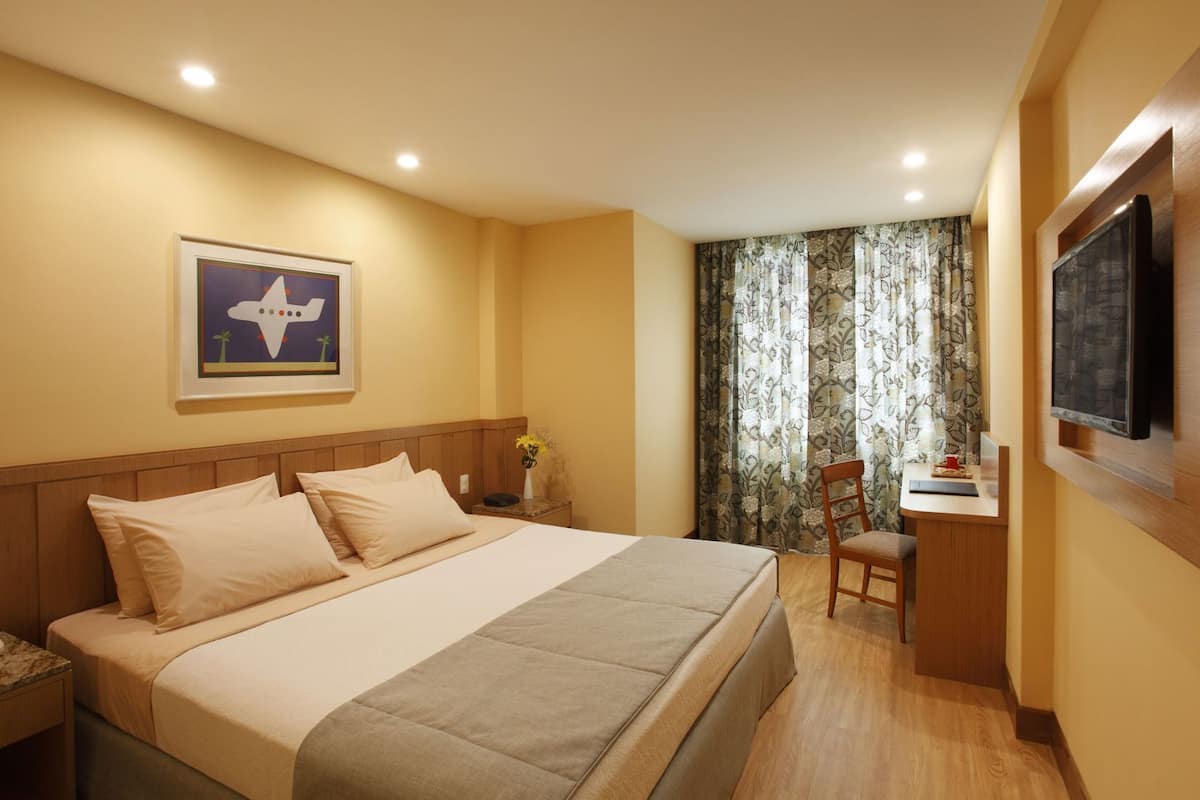 Minibar, coffres-forts dans les chambres, bureau