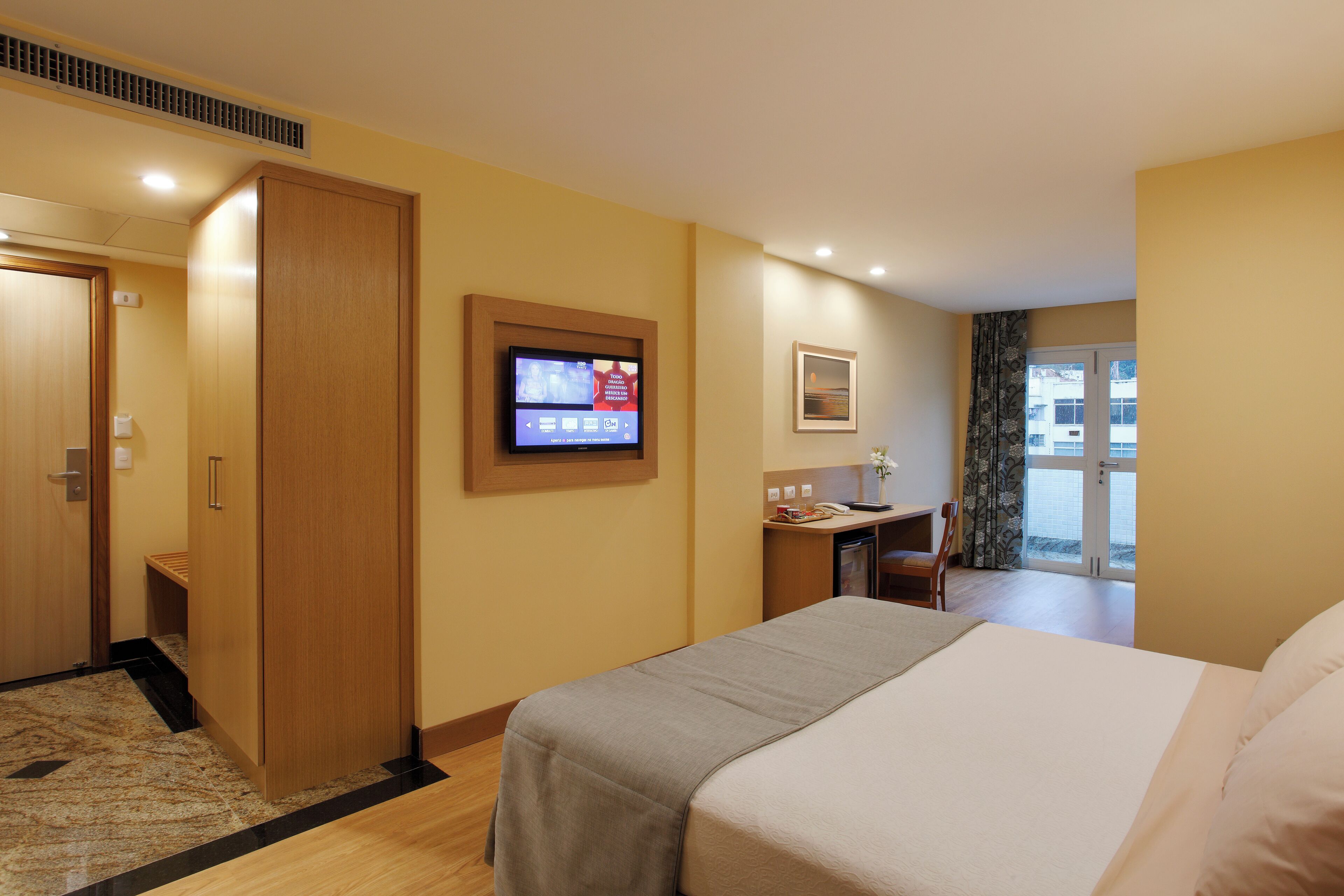 superior executivo com cama casal | minibar, in-room safe, desk, laptop workspace