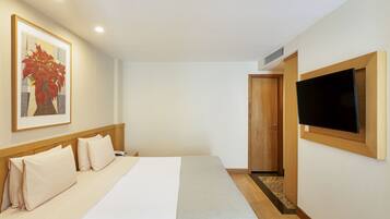 Frigobar, cofres nos quartos, escrivaninha