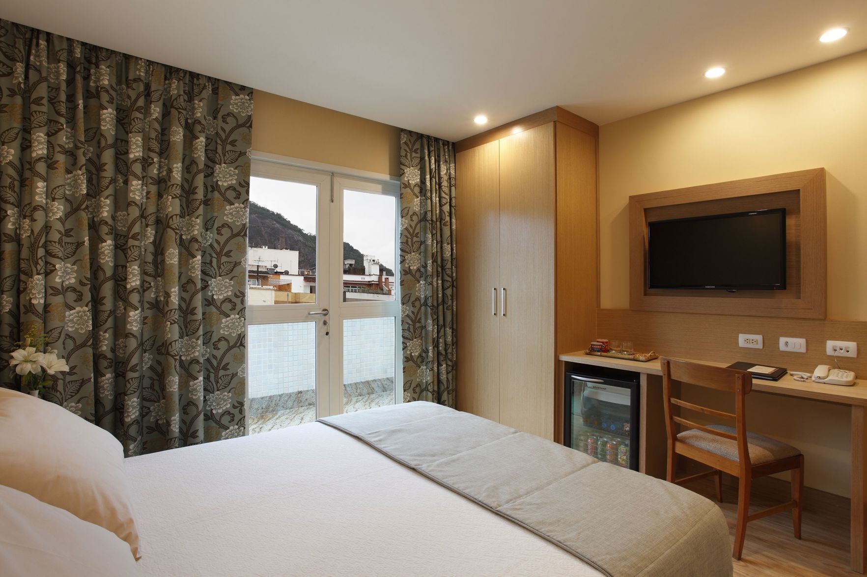 Minibar, coffres-forts dans les chambres, bureau