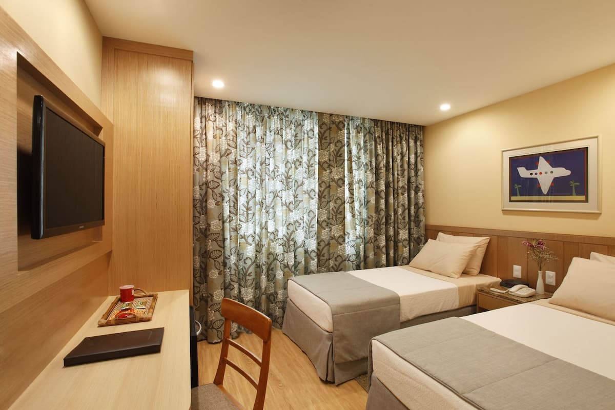 Minibar, coffres-forts dans les chambres, bureau