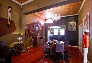 SA AFRICAN STYLISH APT | Living area | Flat-screen TV - Sweetest Apartments (Cape Town)