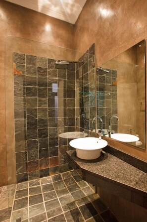 SA STYLISH SEAVIEW APT  | Bathroom | Free toiletries, hair dryer, towels - Sweetest Apartments (Cape Town)