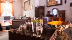 Una mesa de comedor con una bandeja que sostiene varios vasos de agua y un cuenco decorativo.