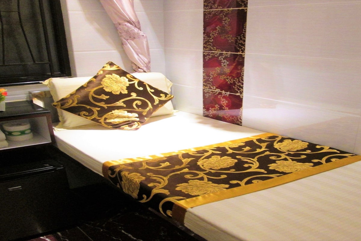Select Comfort beds, in-room safe, desk, soundproofing