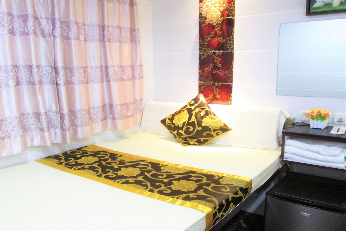 Select Comfort beds, in-room safe, desk, soundproofing