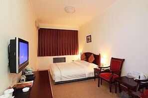 Schreibtisch, Verdunkelungsvorhänge, kostenloses Internet per Kabel