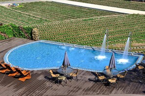 Outdoor pool, sun loungers - Chi Meng Rou Holiday Villa (Dahu)