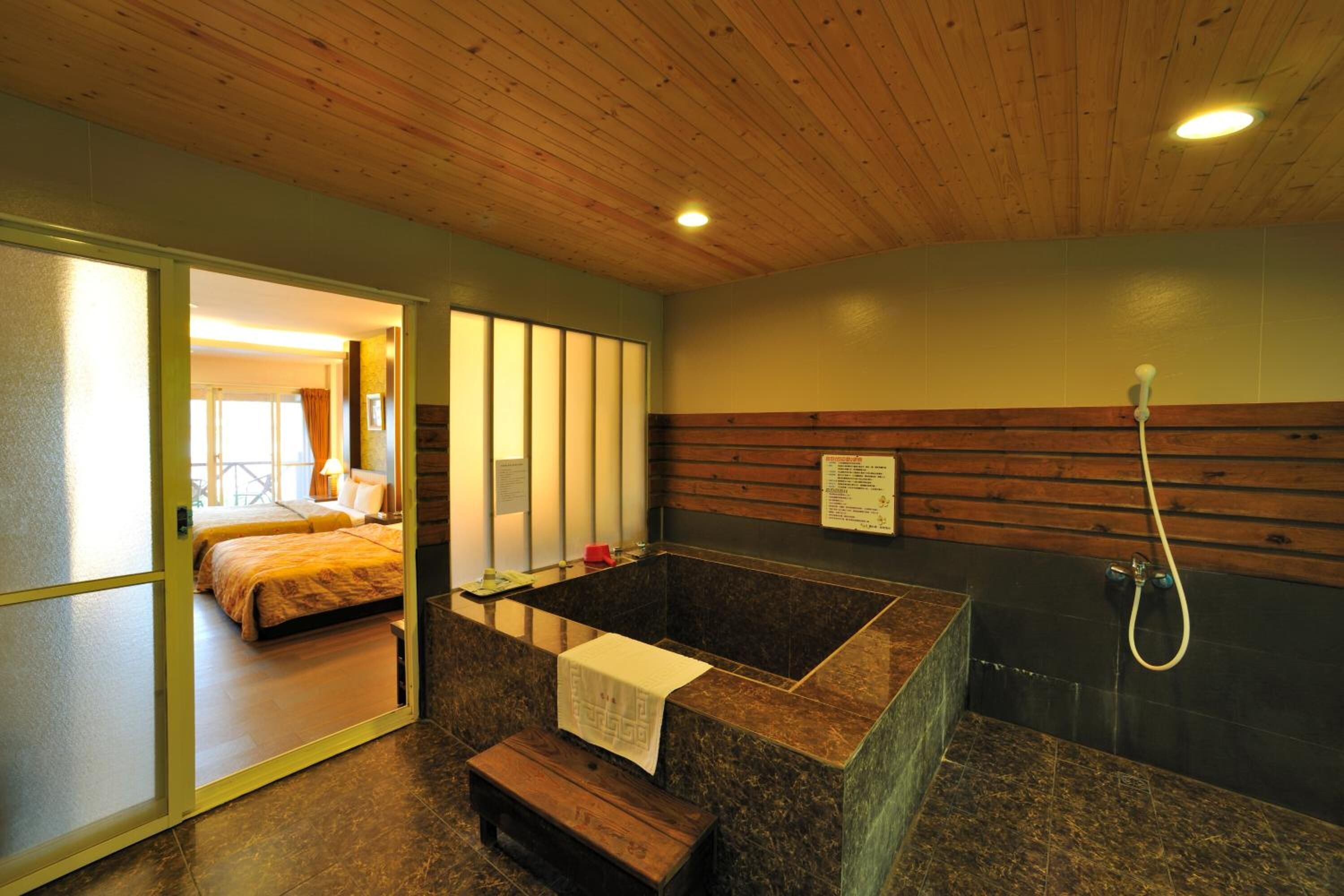 Combined shower/tub, rainfall showerhead, designer toiletries