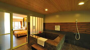 Combined shower/tub, rainfall showerhead, designer toiletries