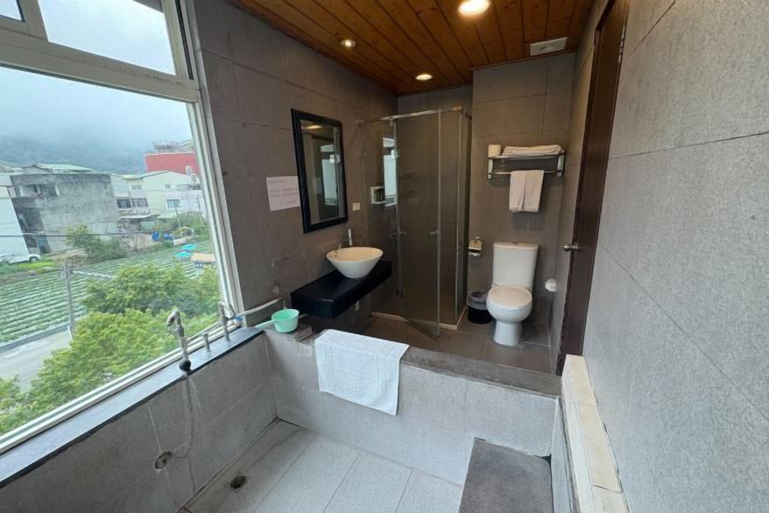 Bathroom | Combined shower/tub, rainfall showerhead, designer toiletries