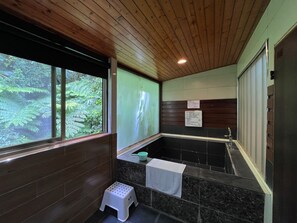 Combined shower/tub, rainfall showerhead, designer toiletries