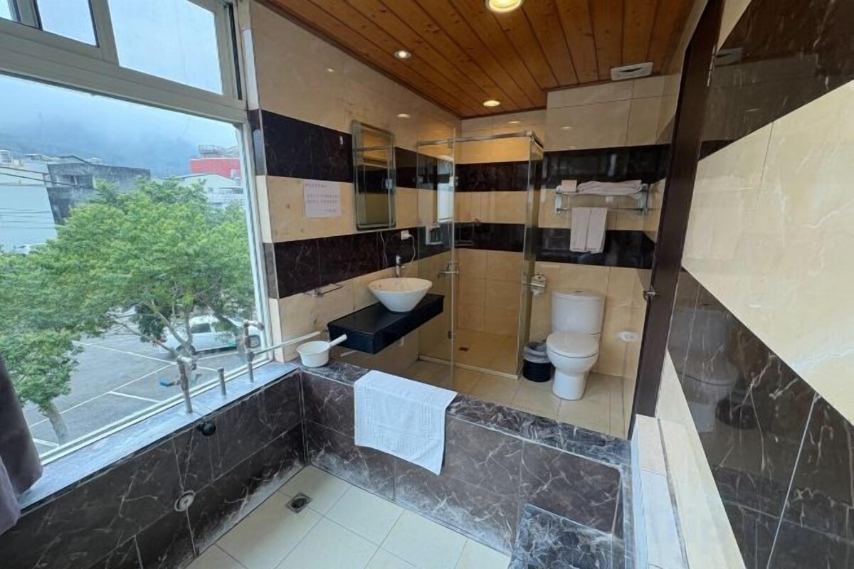 Bathroom | Combined shower/bathtub, rainfall showerhead, designer toiletries