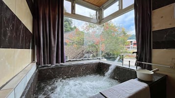 Combined shower/bathtub, rainfall showerhead, designer toiletries