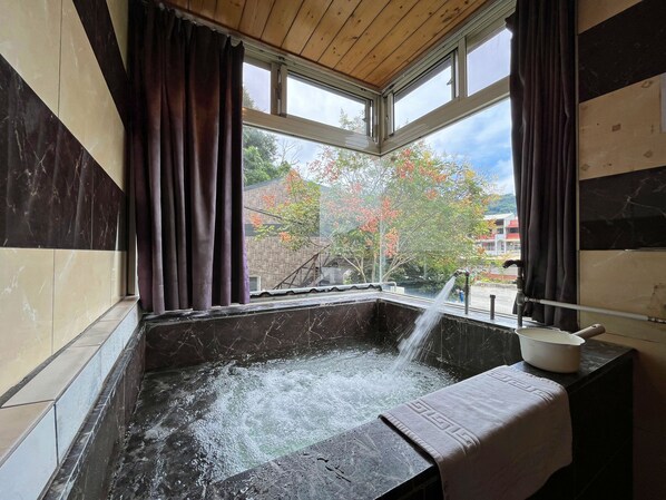 Combined shower/tub, rainfall showerhead, designer toiletries