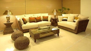 A living room with two sofas, a coffee table, and two lamps. - Cimengrou Hall (Dahu)