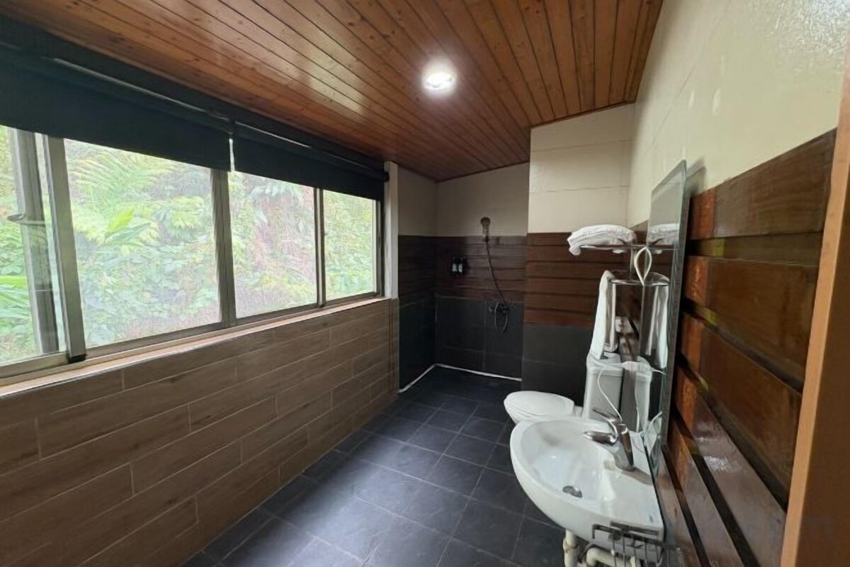 Bathroom | Combined shower/bathtub, rainfall showerhead, designer toiletries