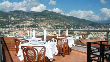 Se sirven almuerzos, cenas y cocina internacional