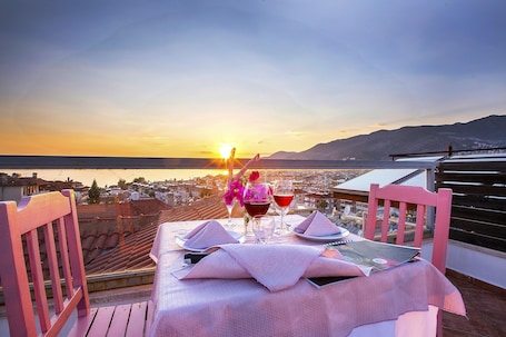 Lunch and dinner served, international cuisine